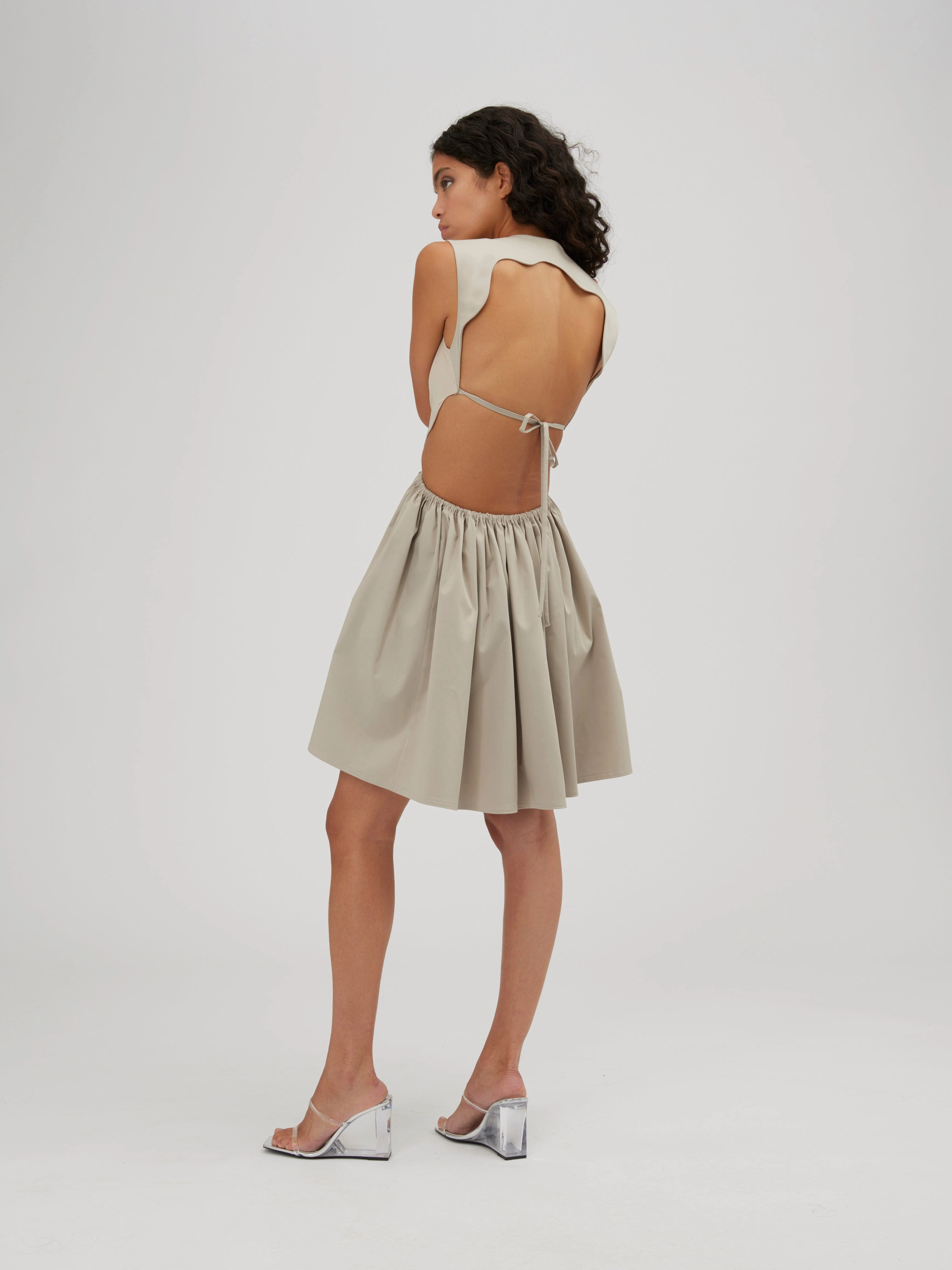 YSABELLA Kjole – Elegance møder Sommer! Dit nye go-to outfit: Stilrent design, perfekt pasform, og uimodståelig charme.